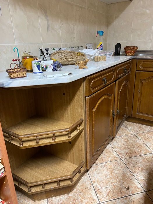 Móveis de cozinha com mesa e cadeiras. Madeira maciça