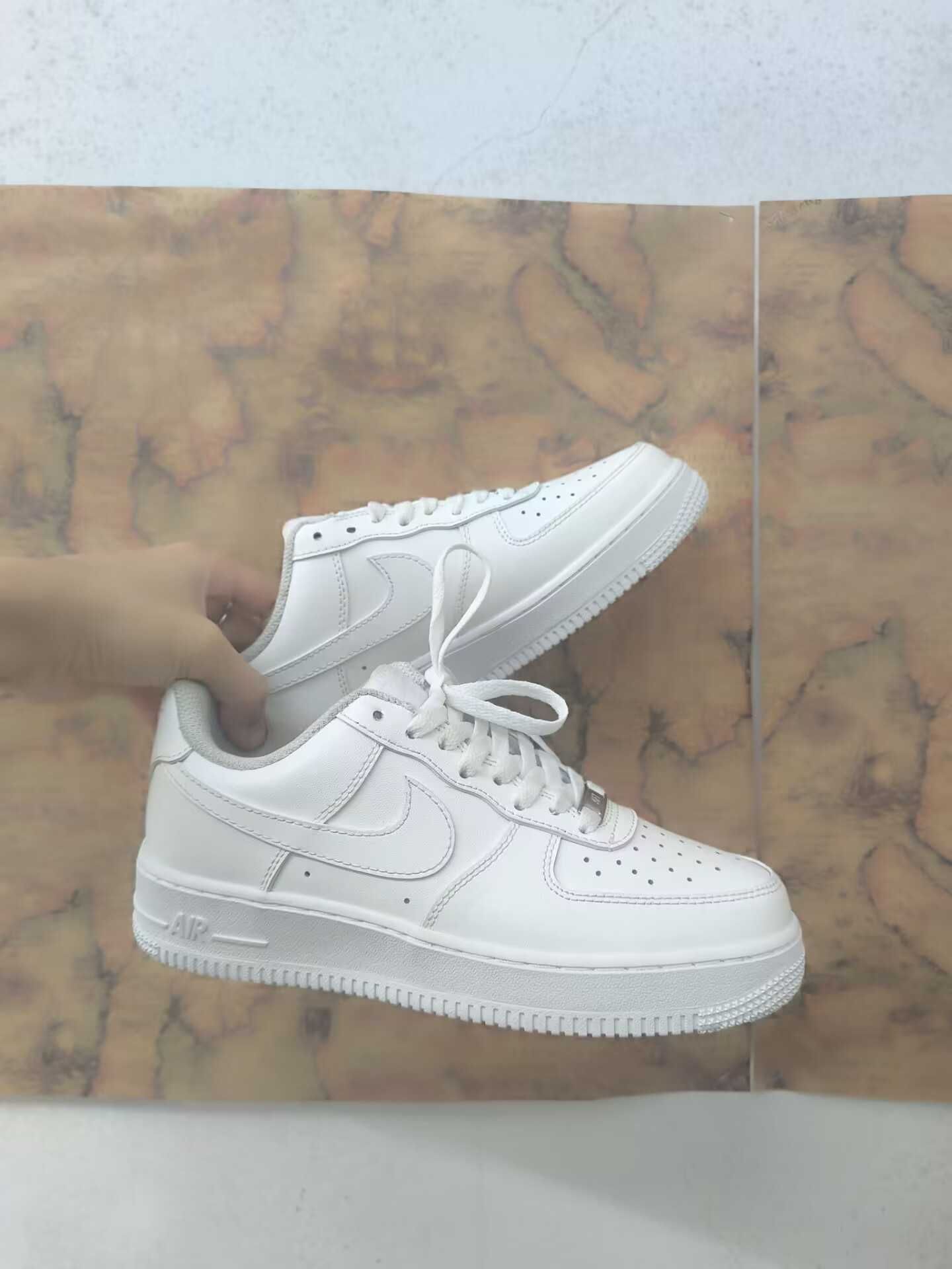 Białe Nike Air Force, rozmiar 39