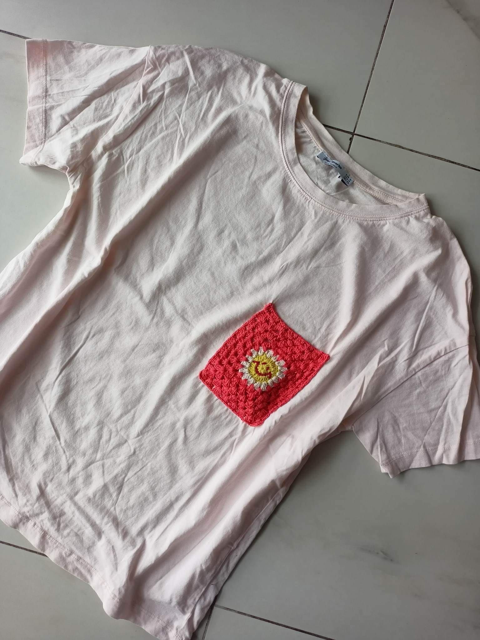 t-shirt z haftem smiley