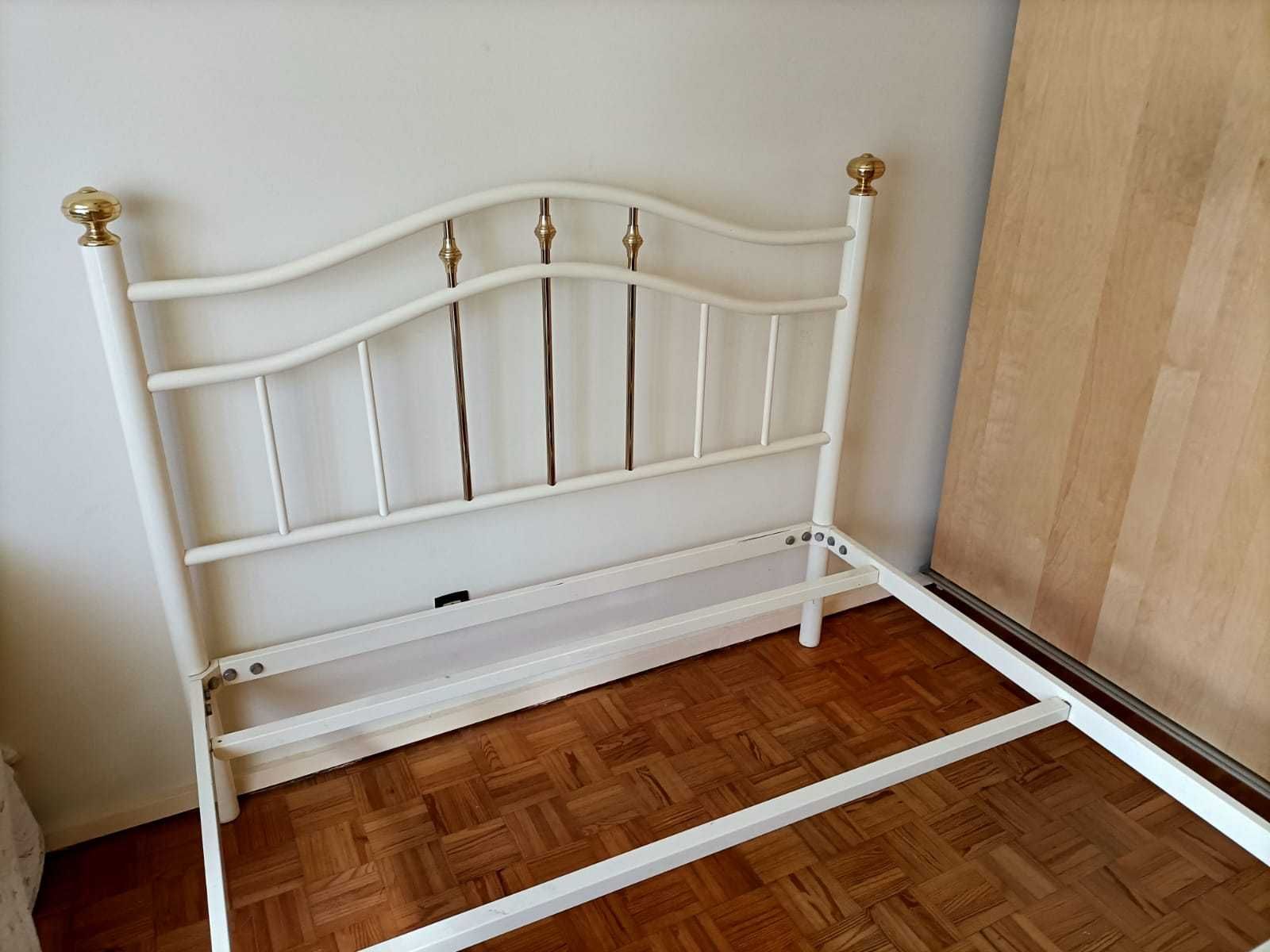 Cama de Casal Metal Branco/Dourado+Mesas de Cabeceira