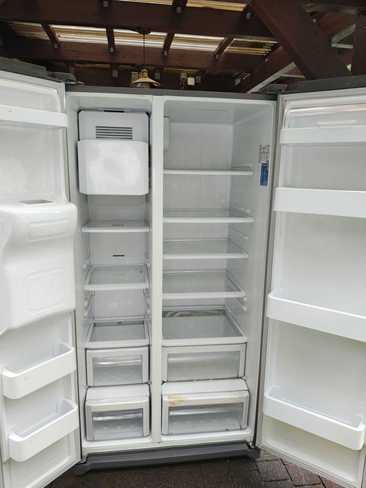 lodówka samsung z kostkarką lodu  i dystrybutorem wody