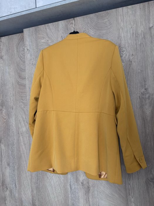 Стильний піджак гірчичного кольору