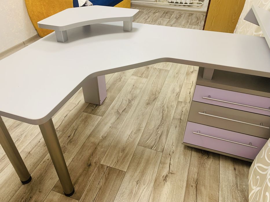 Стіл компʼютерний письмовий