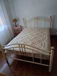 Cama como colchao e mesa de cabeceira