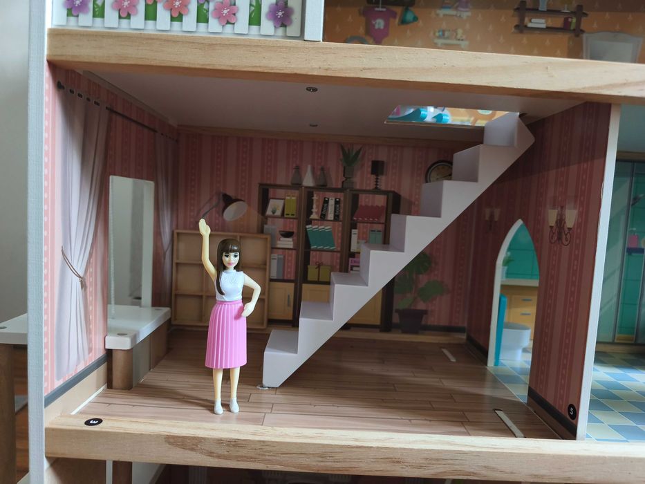 Drewniany domek dla lalek z mebelkami