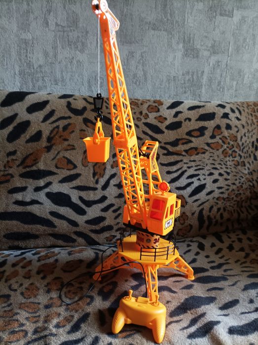 Продам кран (будівельна техніка)