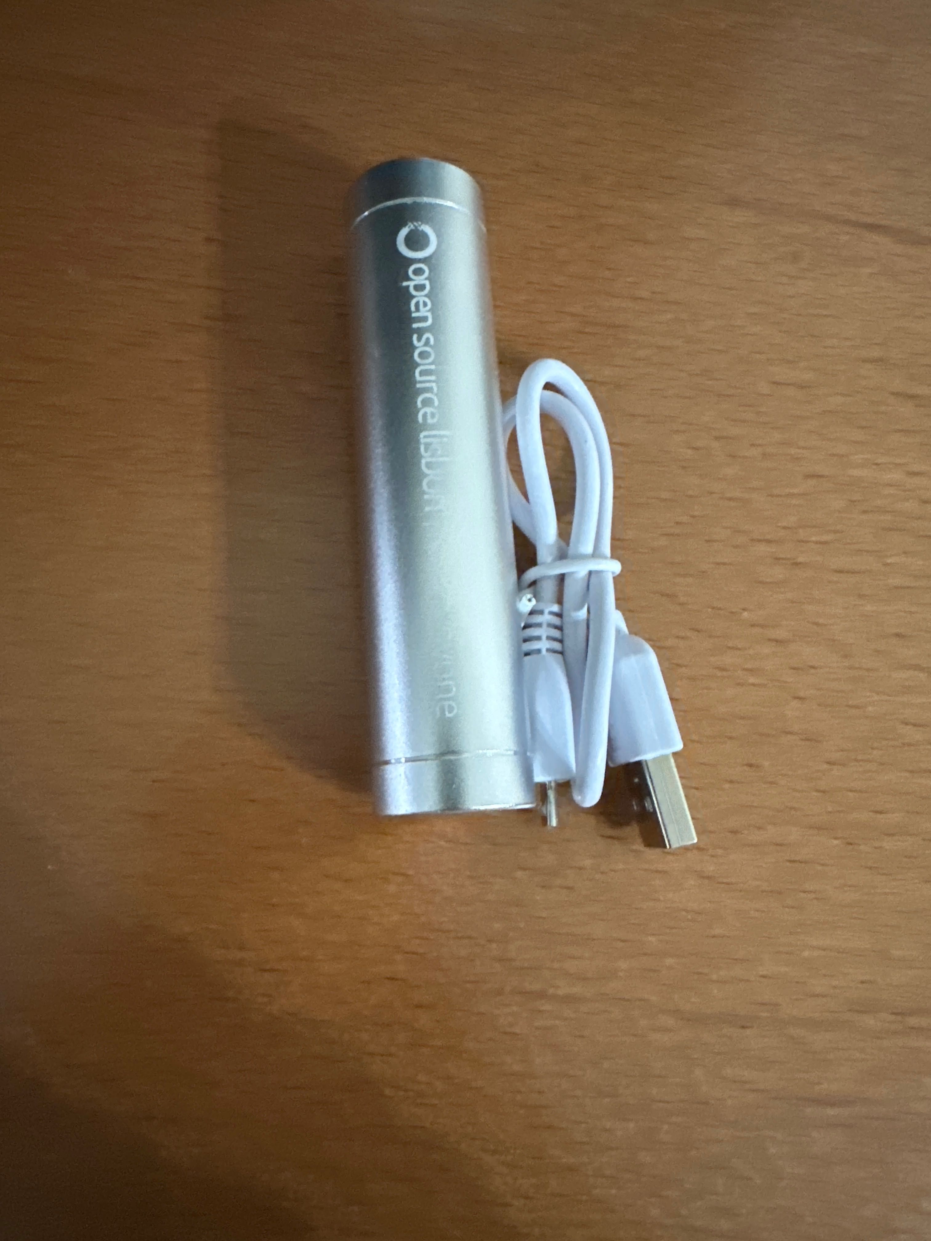 Power bank cinza