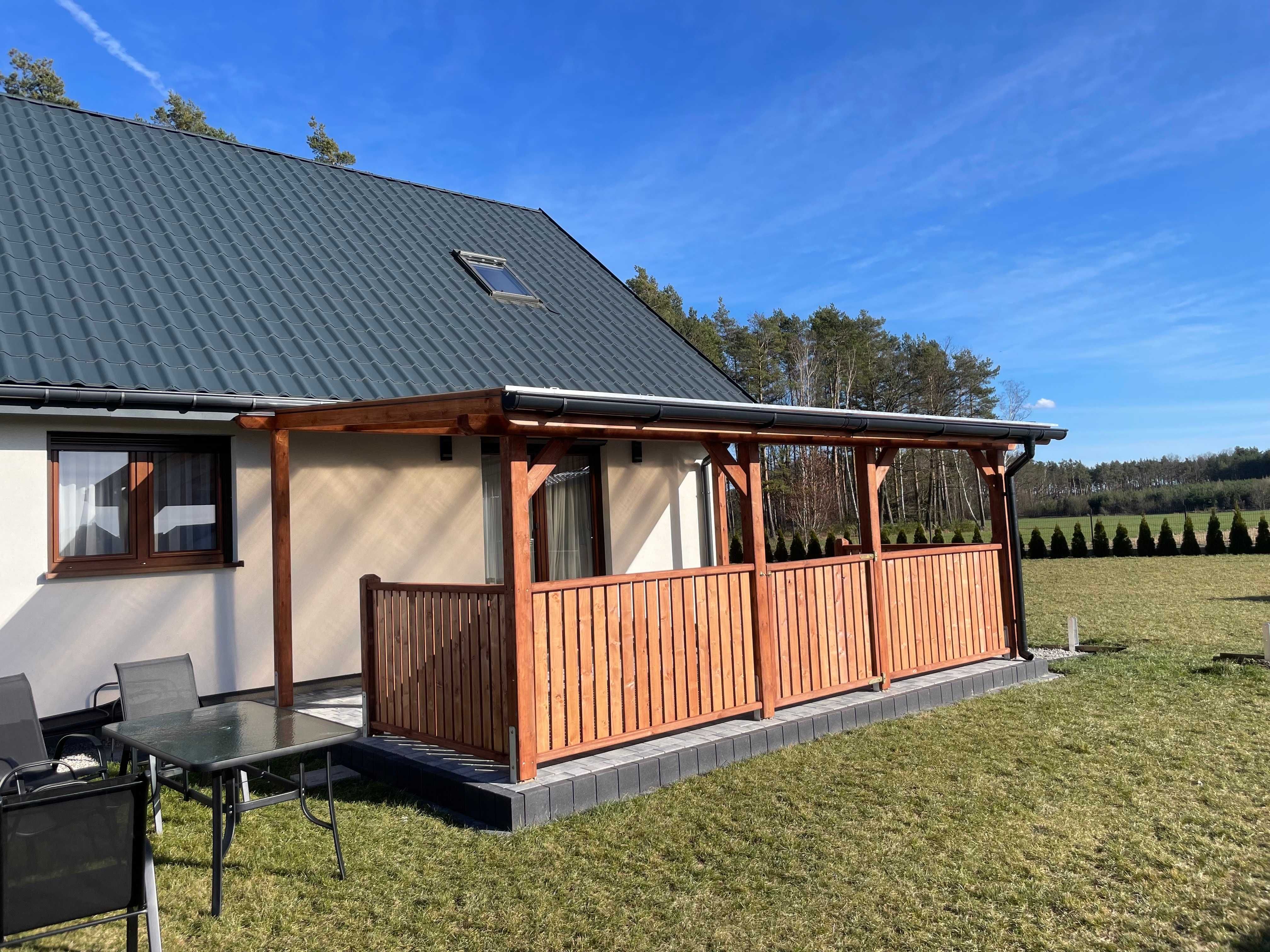 Zadaszenie tarasu z poliwęgalnu 600 cm x 300 cm z zabudową balustradą