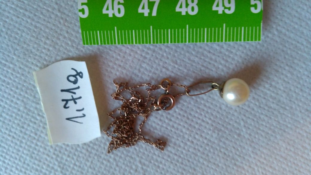 Łańcuszek z perłą w cenie 750 zł