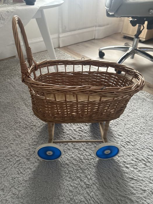 Wózek wiklinowy dla lalek kwietnik