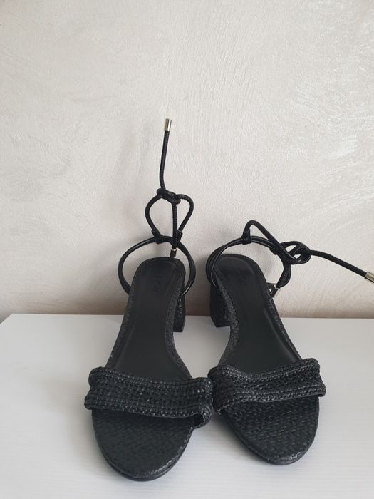 чорні ажурні  босоніжки на зручних підборах