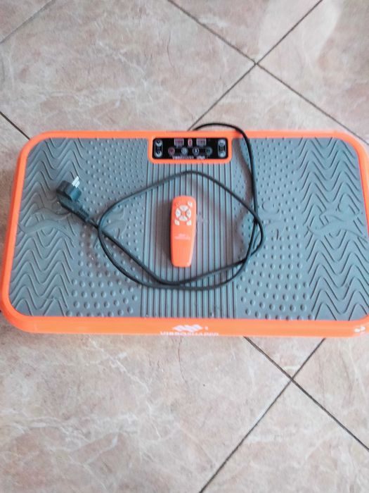 Masażer odchudzająco ujedrniajacy używany 5 trybów prędkości z pilotem