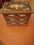 Guarda jóias japonês com caixa de música.