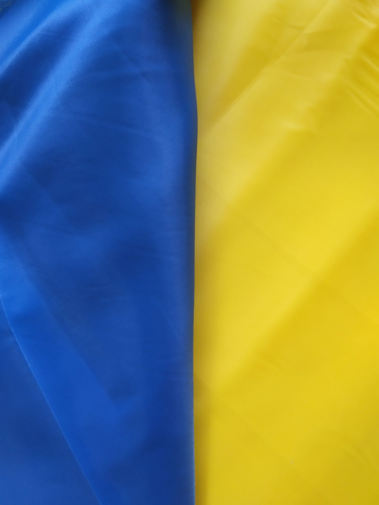 Продам тканину в рулонах для виготовлення прапорів.