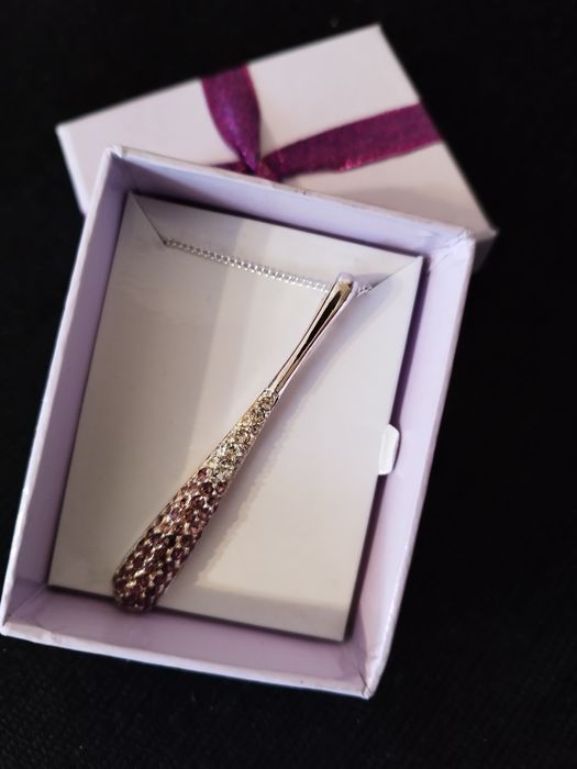 Naszyjnik srebrny z długą zawieszką z kamieniami w odcieniu różu AVON