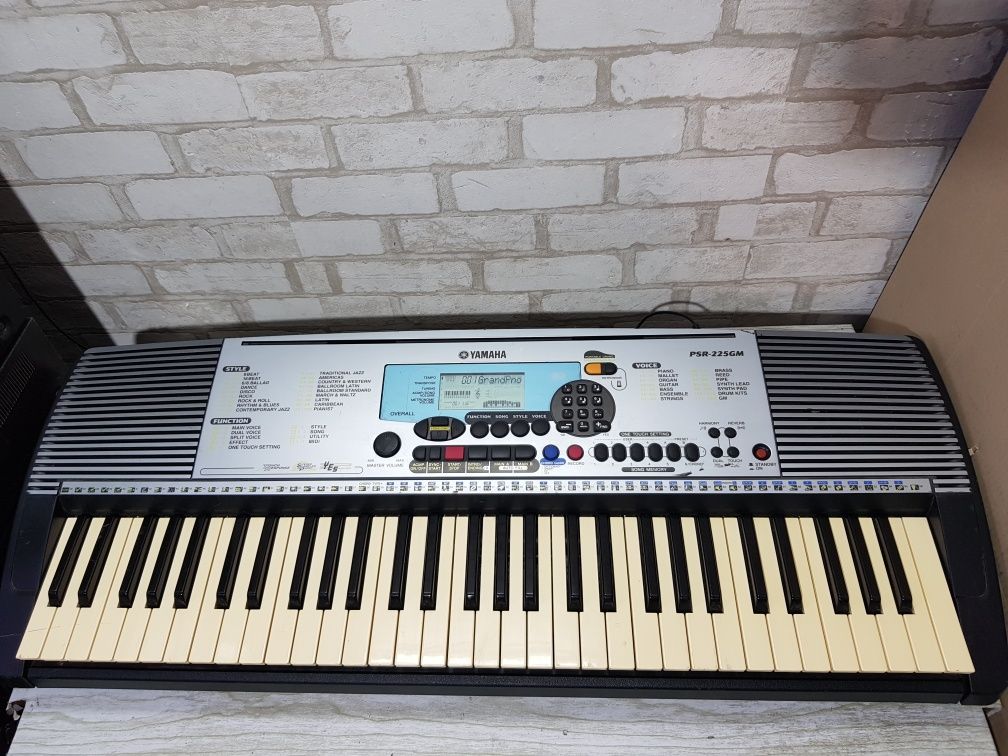 Синтезатор Yamaha PSR-225  динамічна клавіатура б/у з Німеччини