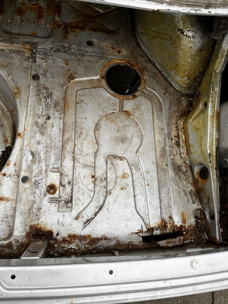 Podłoga bagażnika BMW E24 wnęka reperaturka blacharska wstawka 635csi