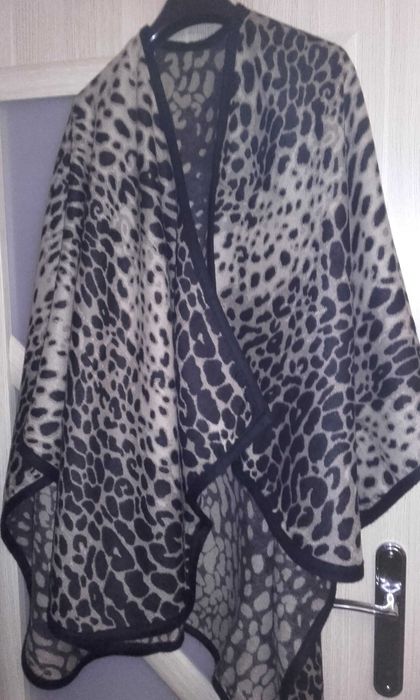 Ponczo w panterkę czarno-beżowe firmy Mohito