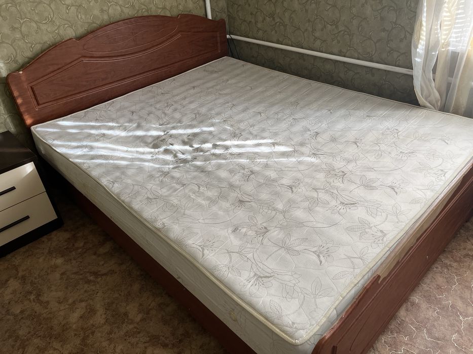 Двоспальне ліжко з каркасним матрацом з підйомником з нішею для постіл