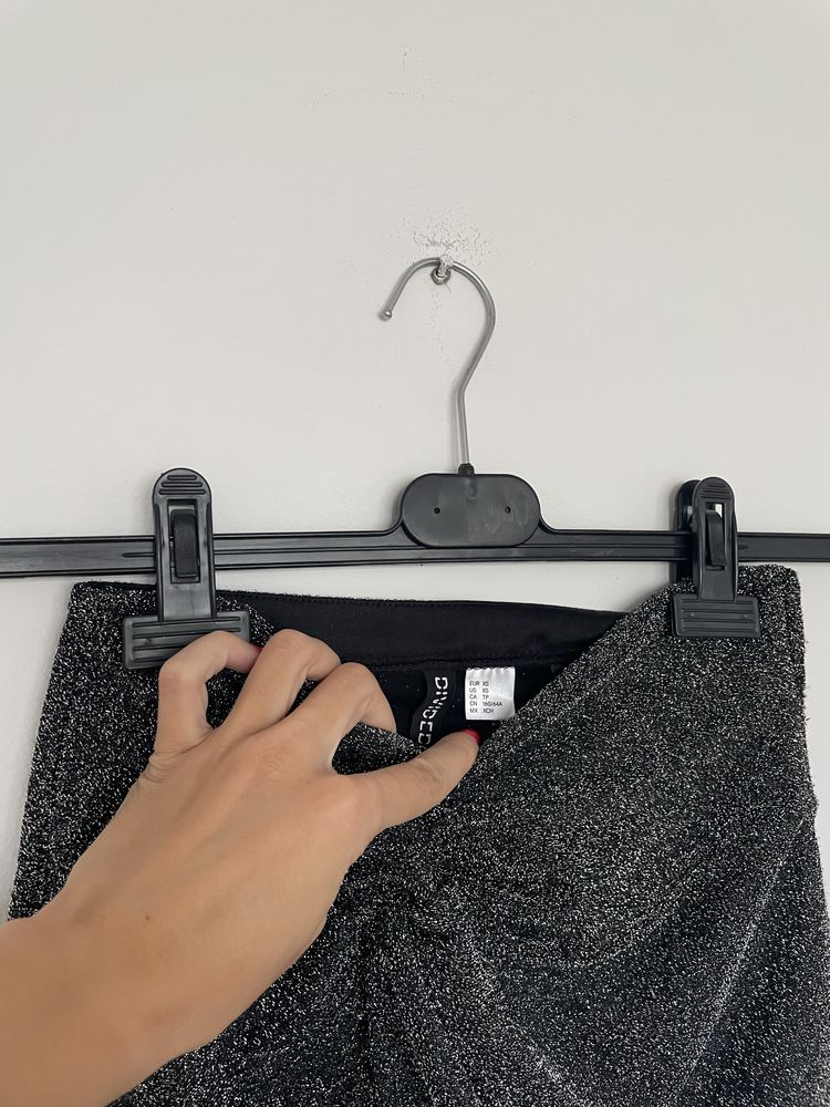 Spódniczka mini obcisła srebrna brokatowa H&M 34/XS