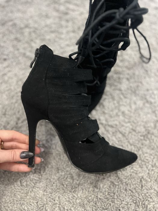 Czarne botki/sandałki na szpilce z wiązaniem – r. 36