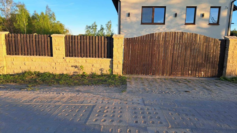 Ogrodzenie drewniano-metalowe (21m) w dobrym stanie