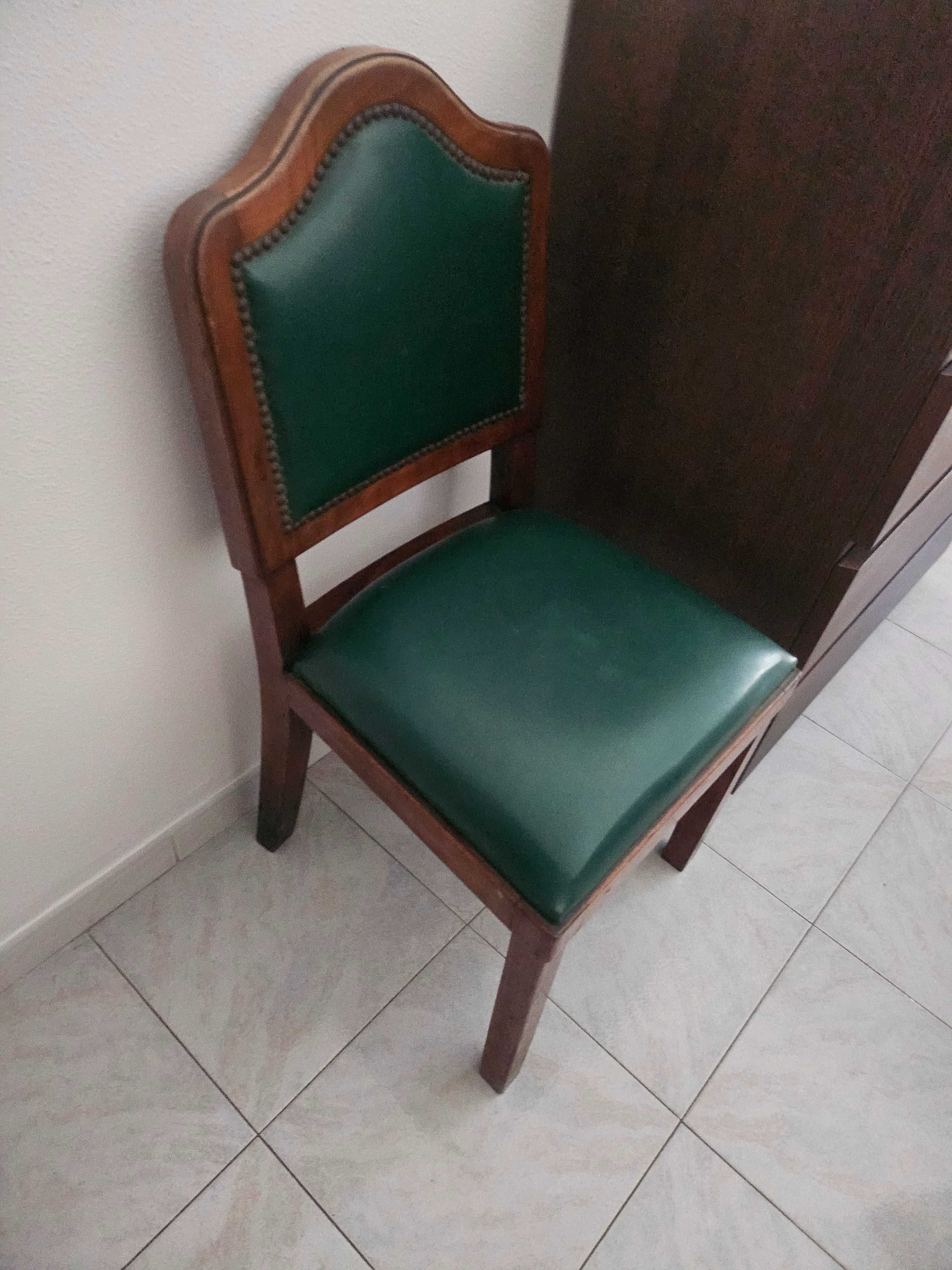 Cadeira antiga para desocupar