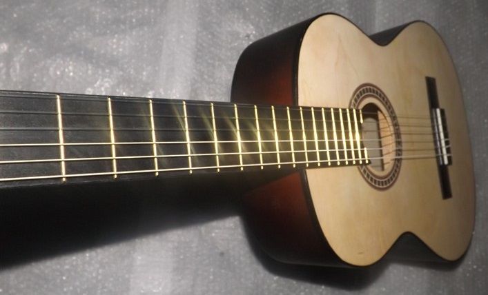 Guitarra clássica castanha sem verniz e kit