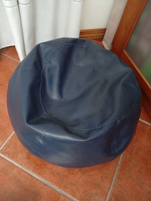 Vendo 2 sofás como novos em pele e respetivo puff