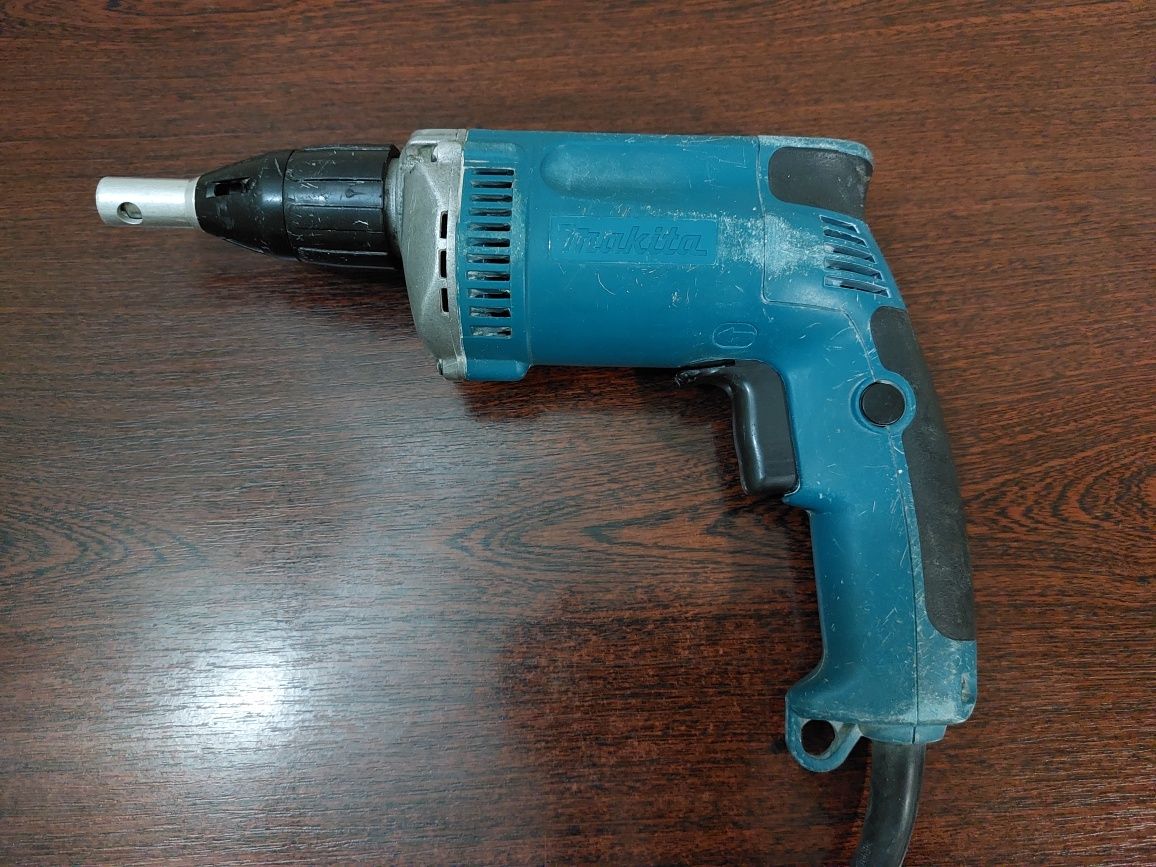 Шуруповерт Makita 6824