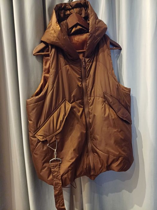 Bezrękawnik w kolorze brązowym