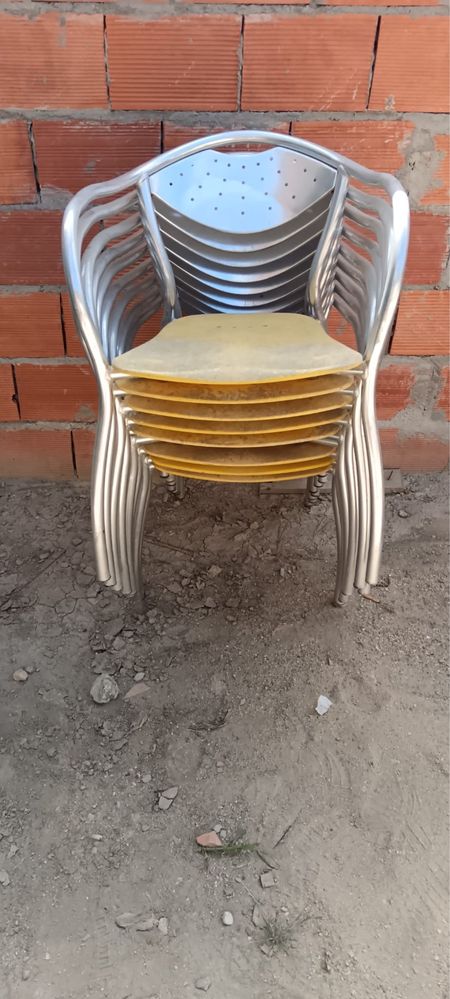Cadeiras de alumínio e de plástico