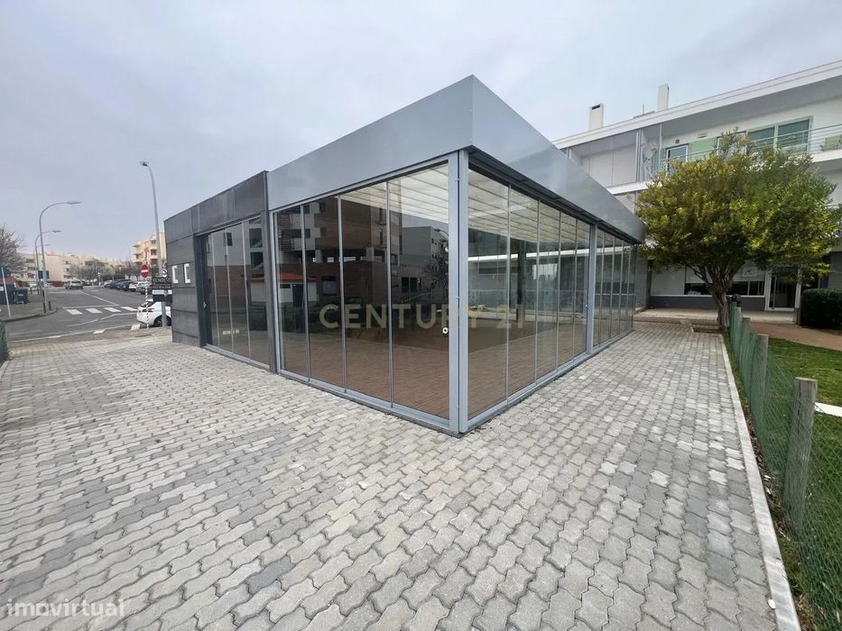 Espaço Comercial em Oeiras com 100m² e 2 Casas de Banho arrendada com