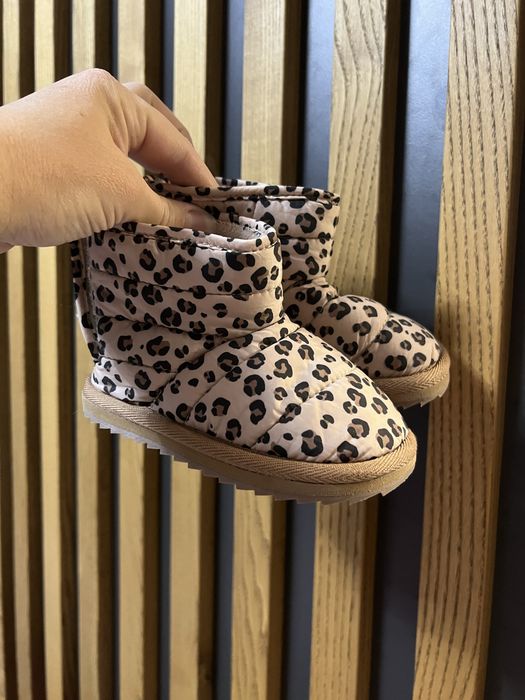 Уги, модна, дівчинка