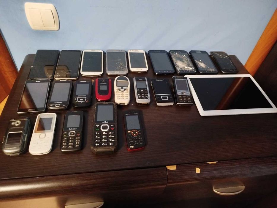 24 telefony min. Samsung Galaxy S10 3x XCover 3, Sony Ericsson K800i
