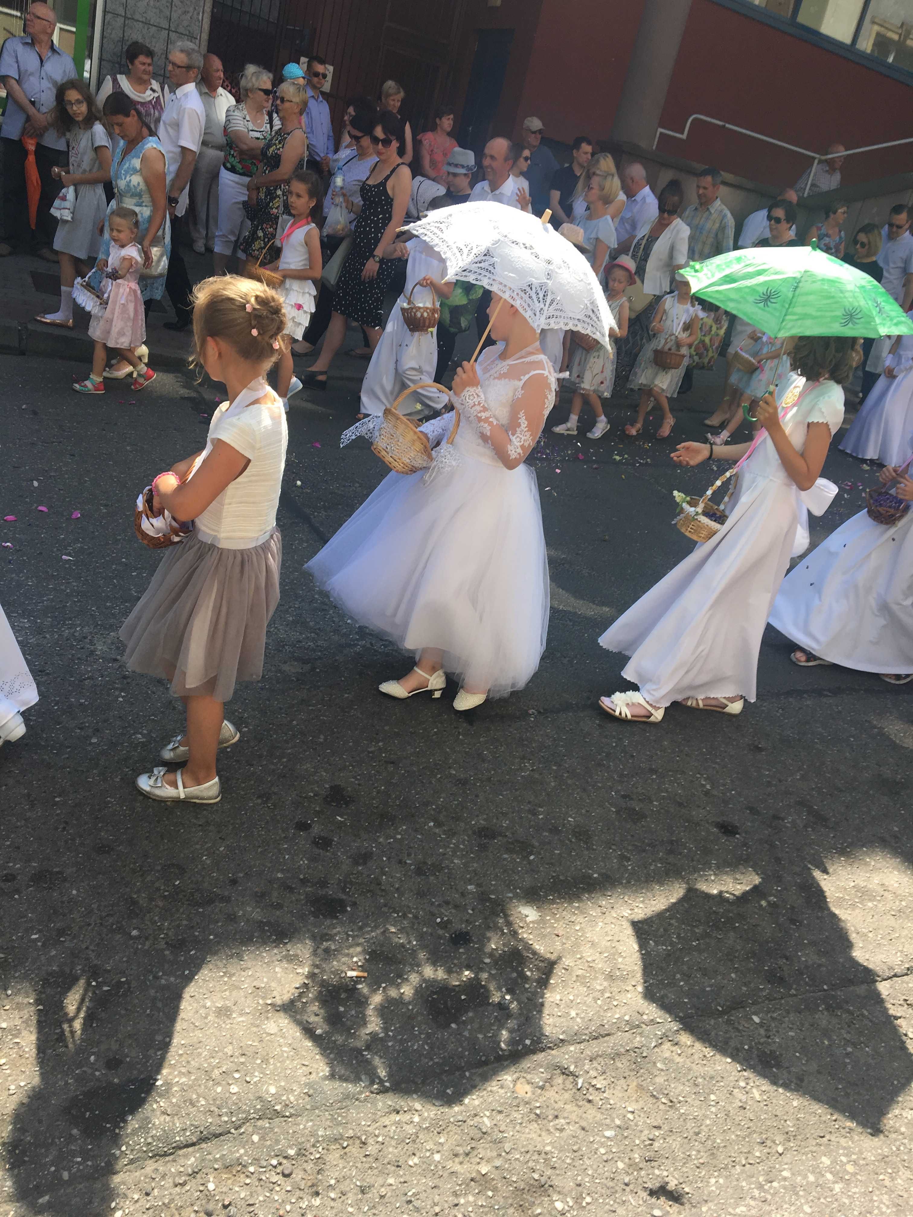 Biala tiulowa sukienka dla dziewczyni z koroną