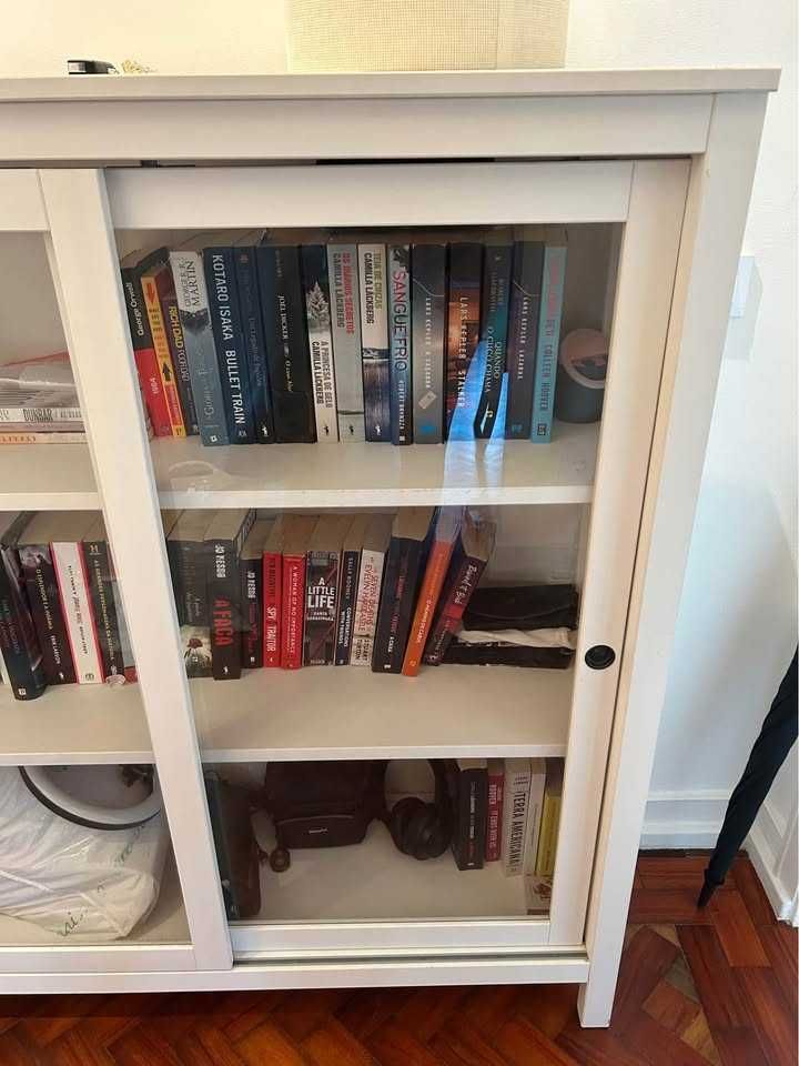 Vitrine com portas de correr em vidro