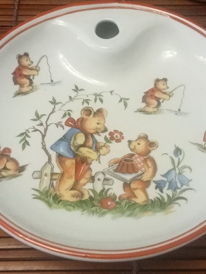 Belo prato de porcelana infantil