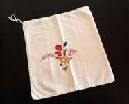 Saco de pão vintage branco com bordados florais