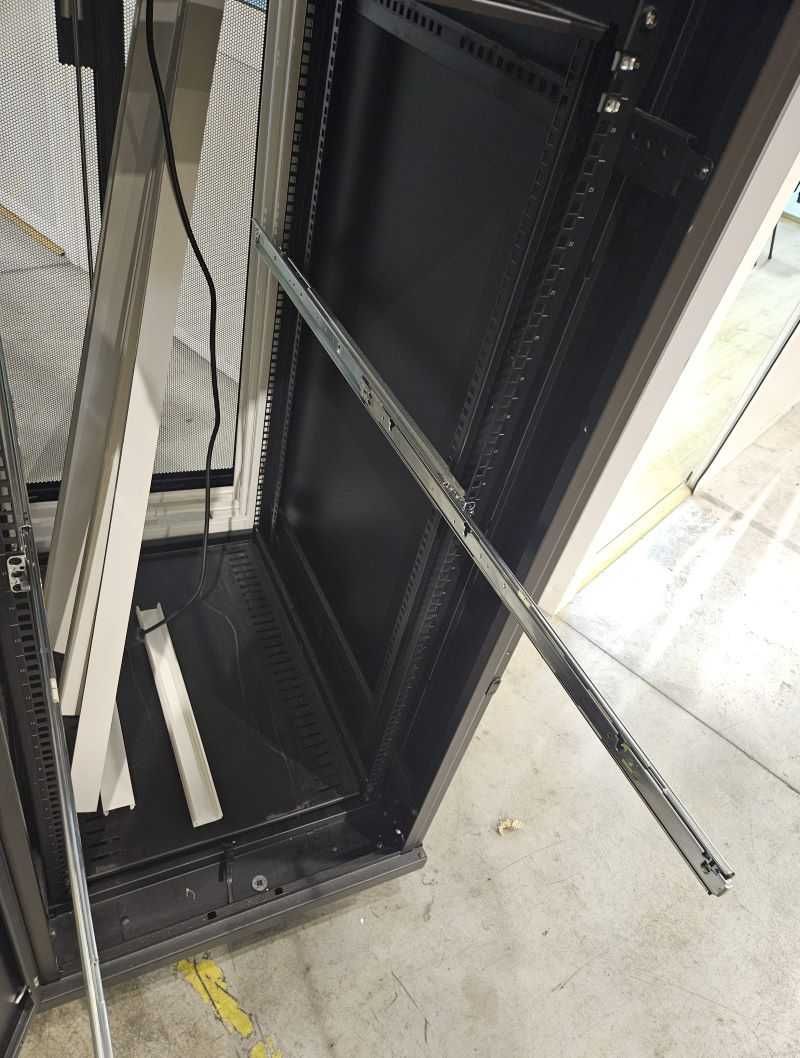 Bastidor APC Schneider UPS Servidor Switch D-Link Huawei Cloud Engine