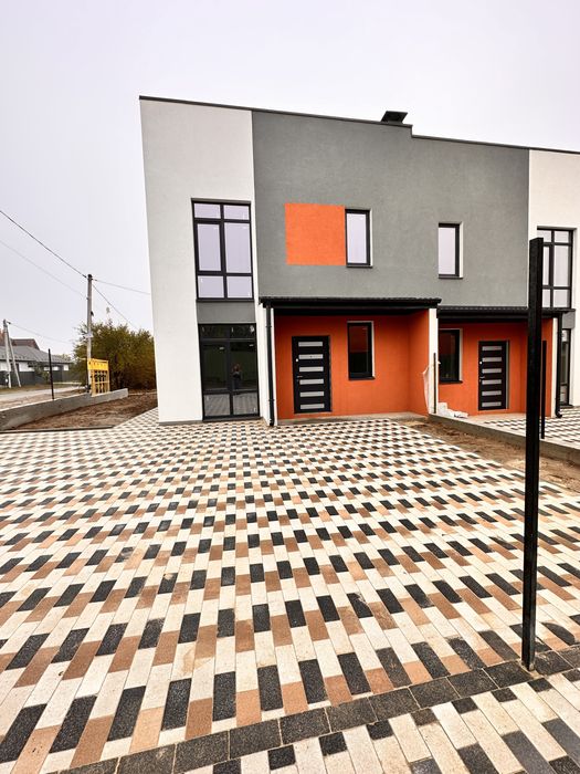 Таунхаус великою ділянкою.