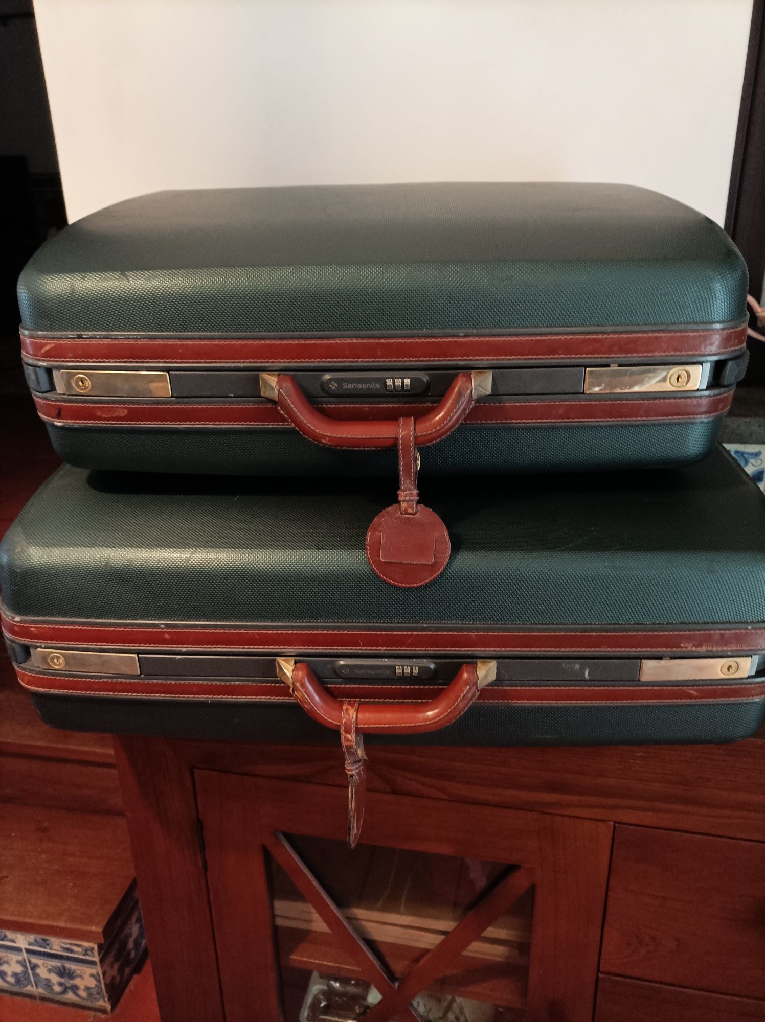 2 malas viagem forradas a pele com rodas e códigos de segurança.