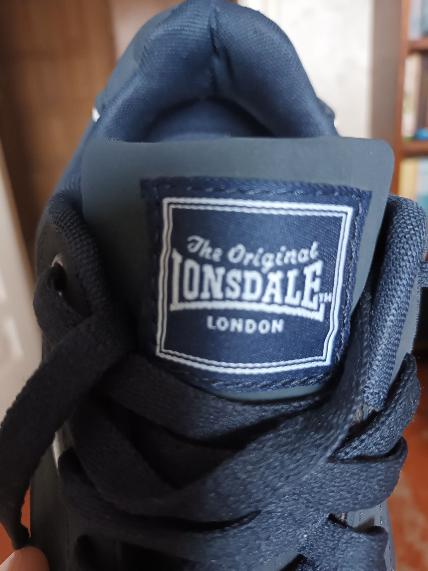 Продам кросівки Lonsdale.