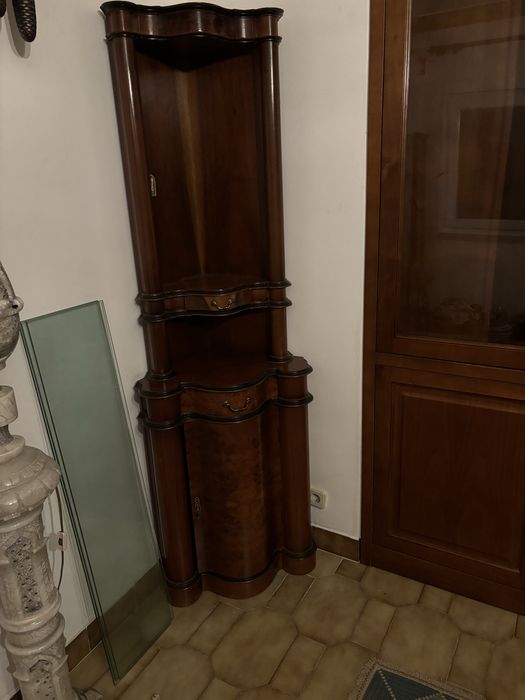 Cantoneira antiga, com armario inferiro e pequena gaveta