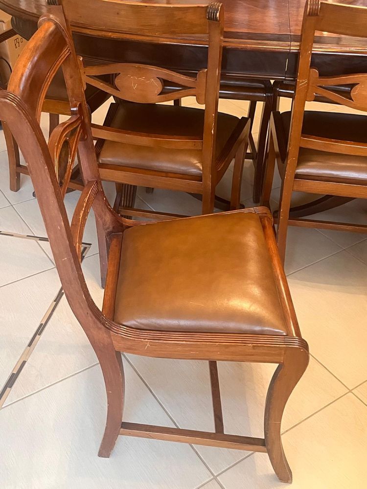 Mesa de madeira maciça extensível e 8 cadeiras