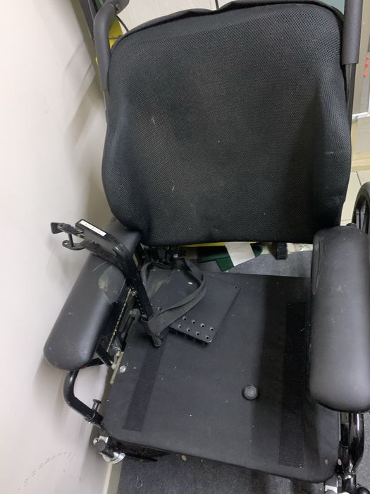 Крісло колісне і ходунки