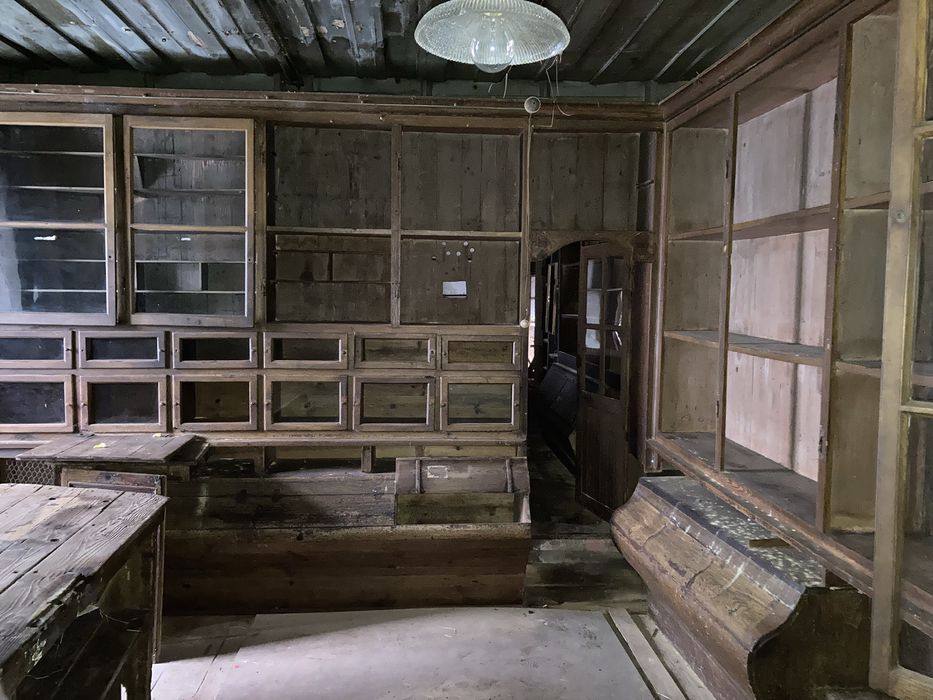 Armários, balcão,vitrines, gavetas e tulhas em madeira, de loja antiga