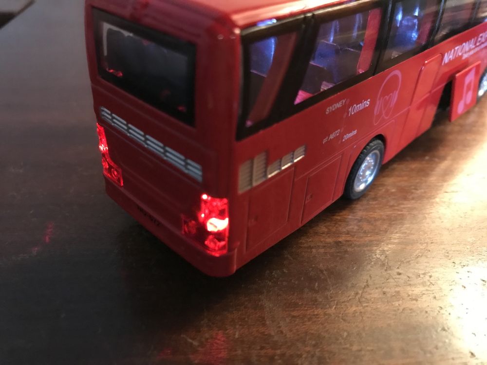 Miniatura autocarro com luz e som