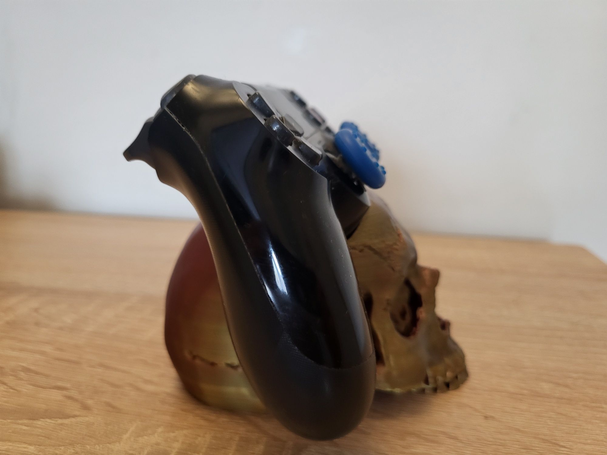 Stojak na pad ps4 dualshock v2 w kształcie czaszki 3d (jak Cuble guys)