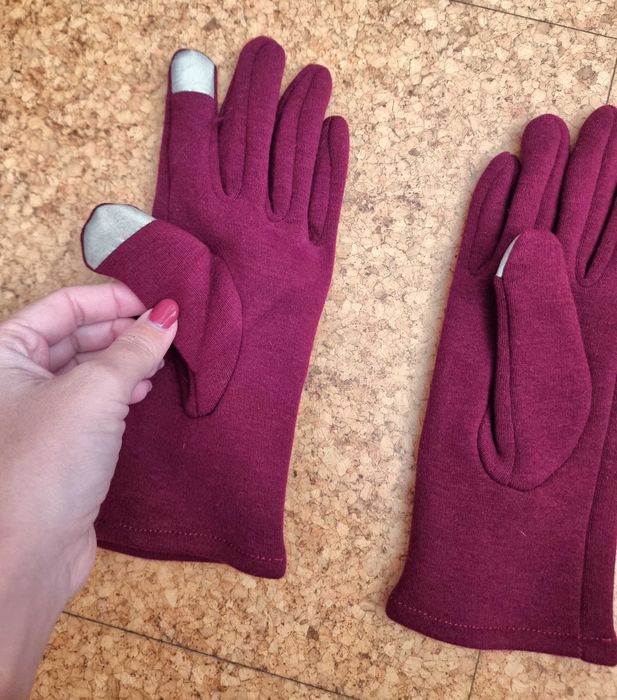 Luvas bordeaux com pelinho por dentro e pompons em cima - nunca usadas